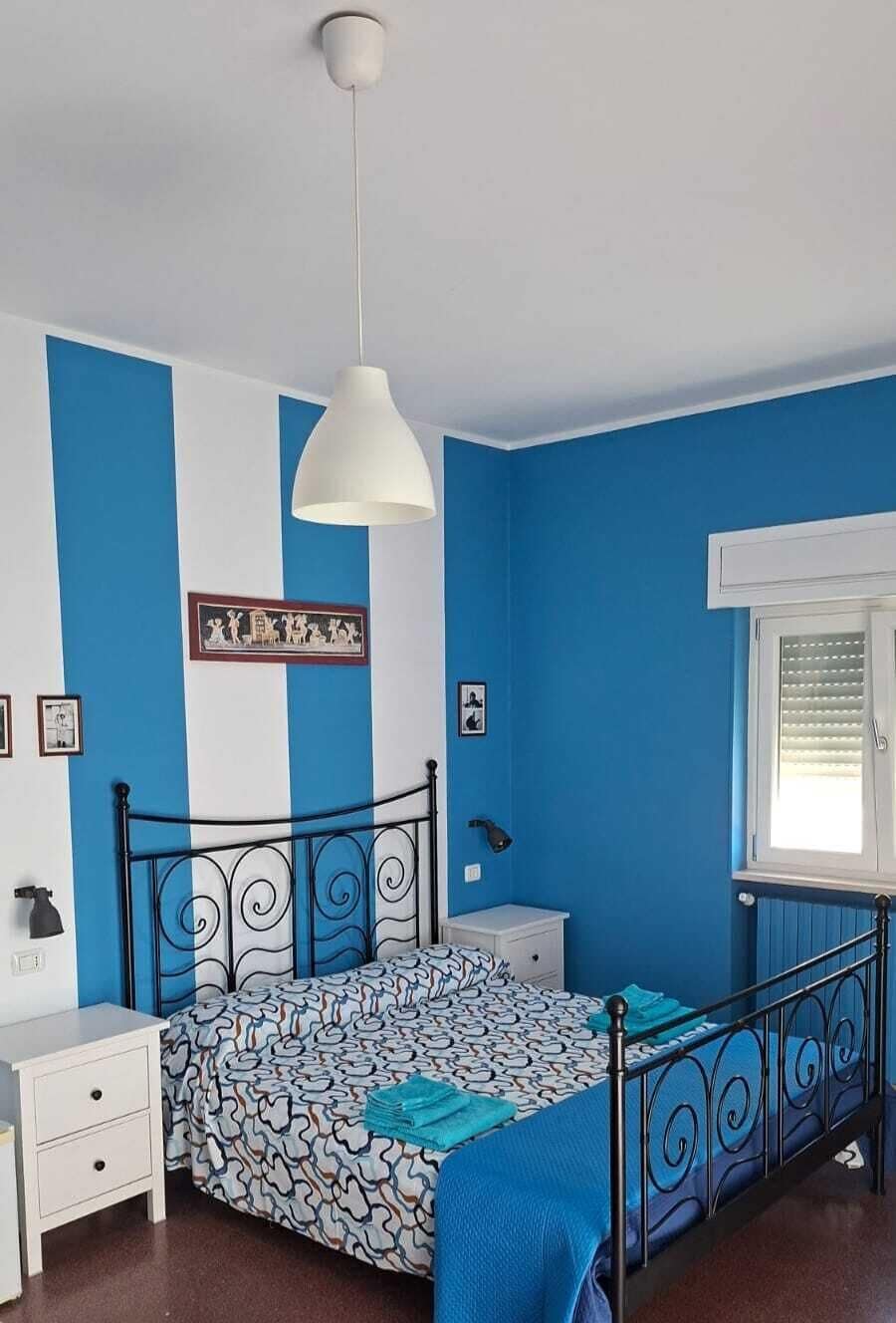Habitación doble estándar (blu) | Decoración personalizada, muebles diferentes, escritorio y wifi gratis 