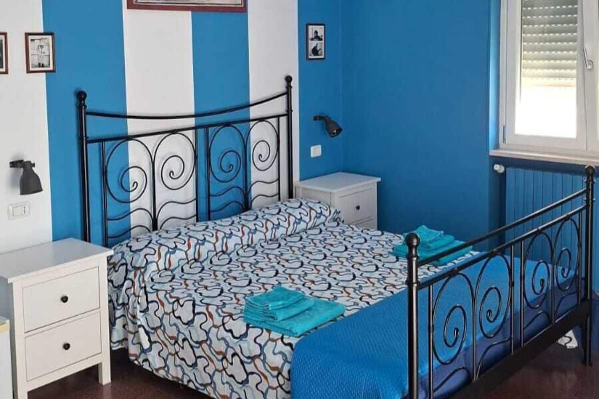 Habitación doble estándar (blu) | Decoración personalizada, muebles diferentes, escritorio y wifi gratis