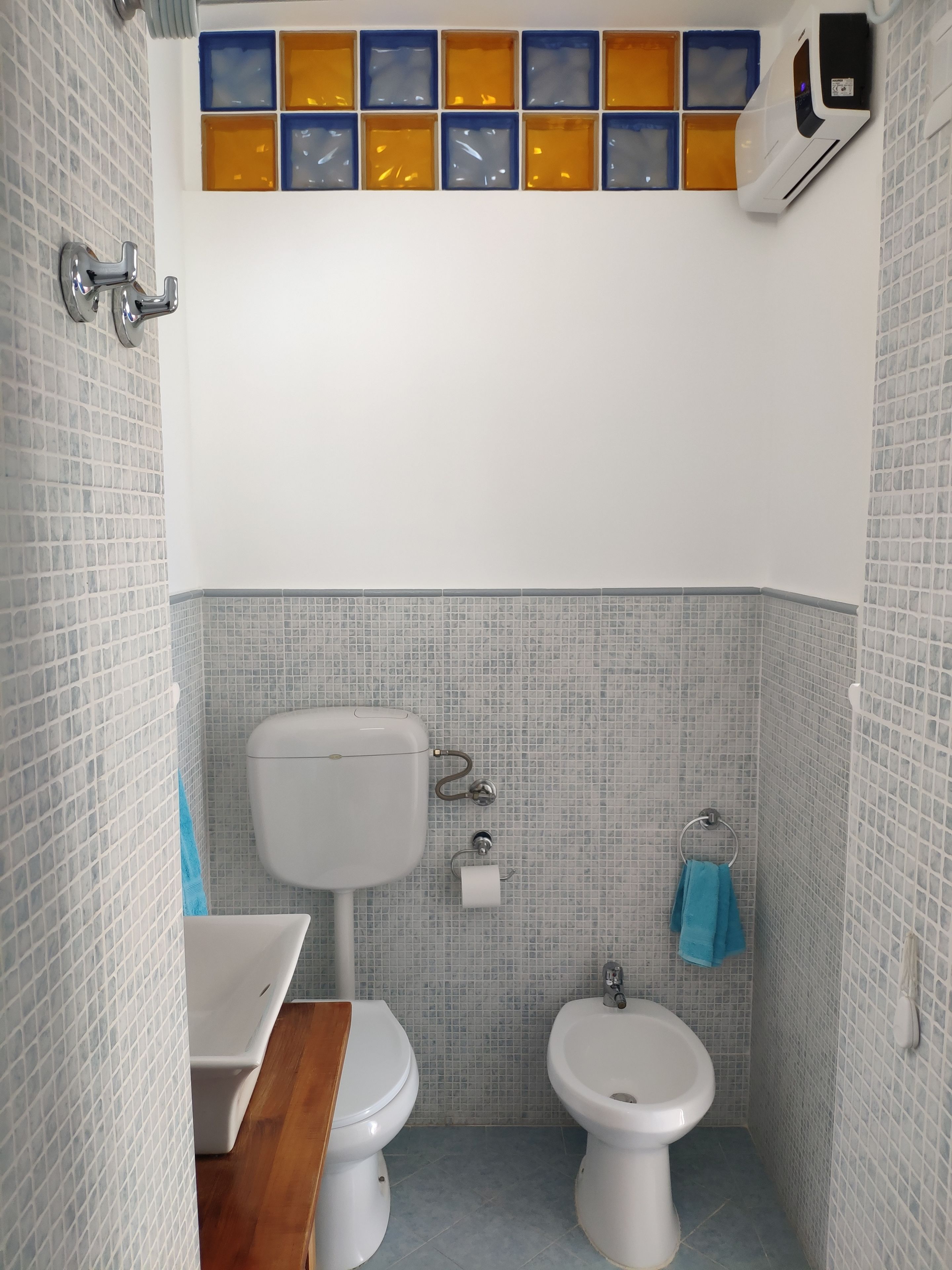 Un bagno con WC, bidet e lavandino.