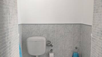 Un bagno con WC, bidet e lavandino.