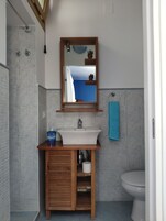 Ducha, secador de pelo, batas, bidet