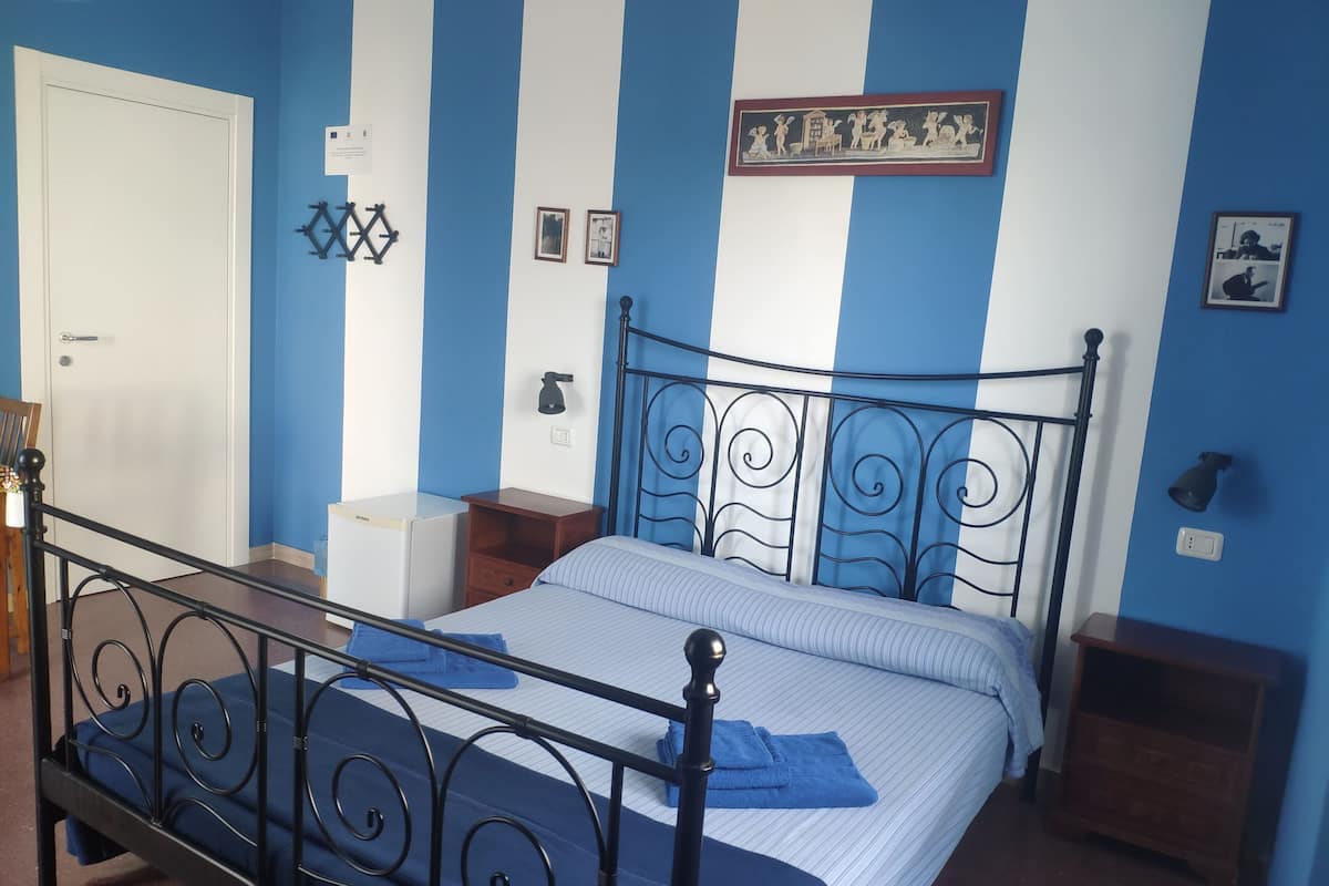 Standard-Doppelzimmer (blu) | Individuell dekoriert, individuell eingerichtet, Schreibtisch