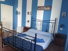 Decoración personalizada, muebles diferentes, escritorio y wifi gratis 