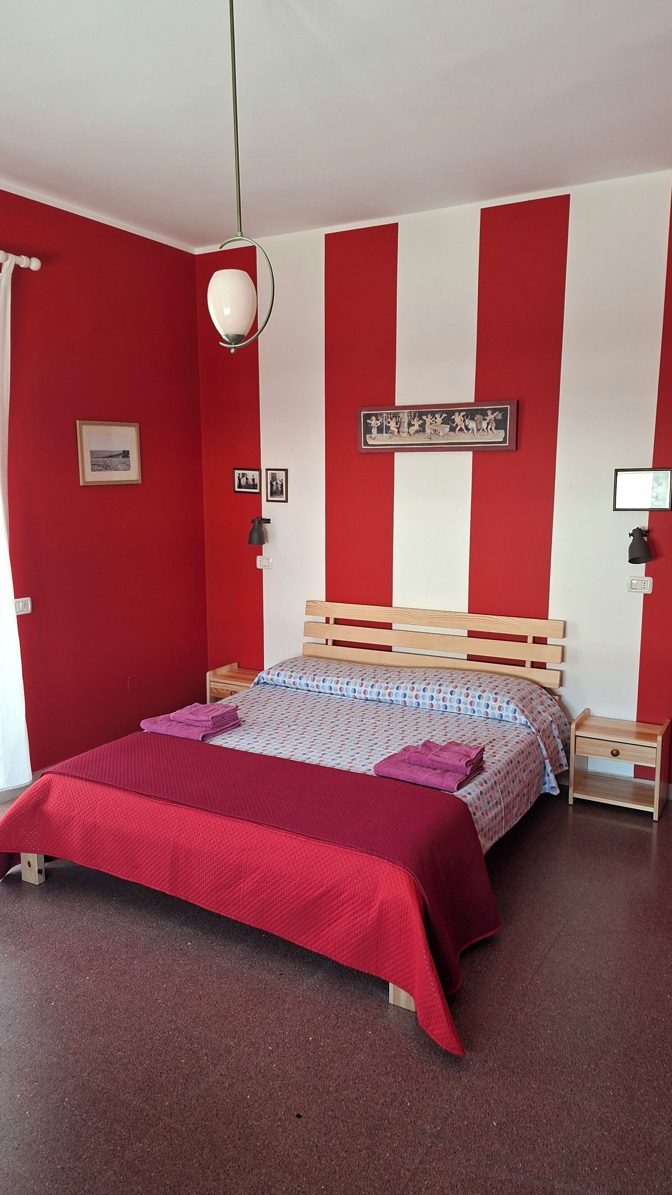 Habitación cuádruple estándar (rossa) | Decoración personalizada, muebles diferentes, escritorio y wifi gratis 