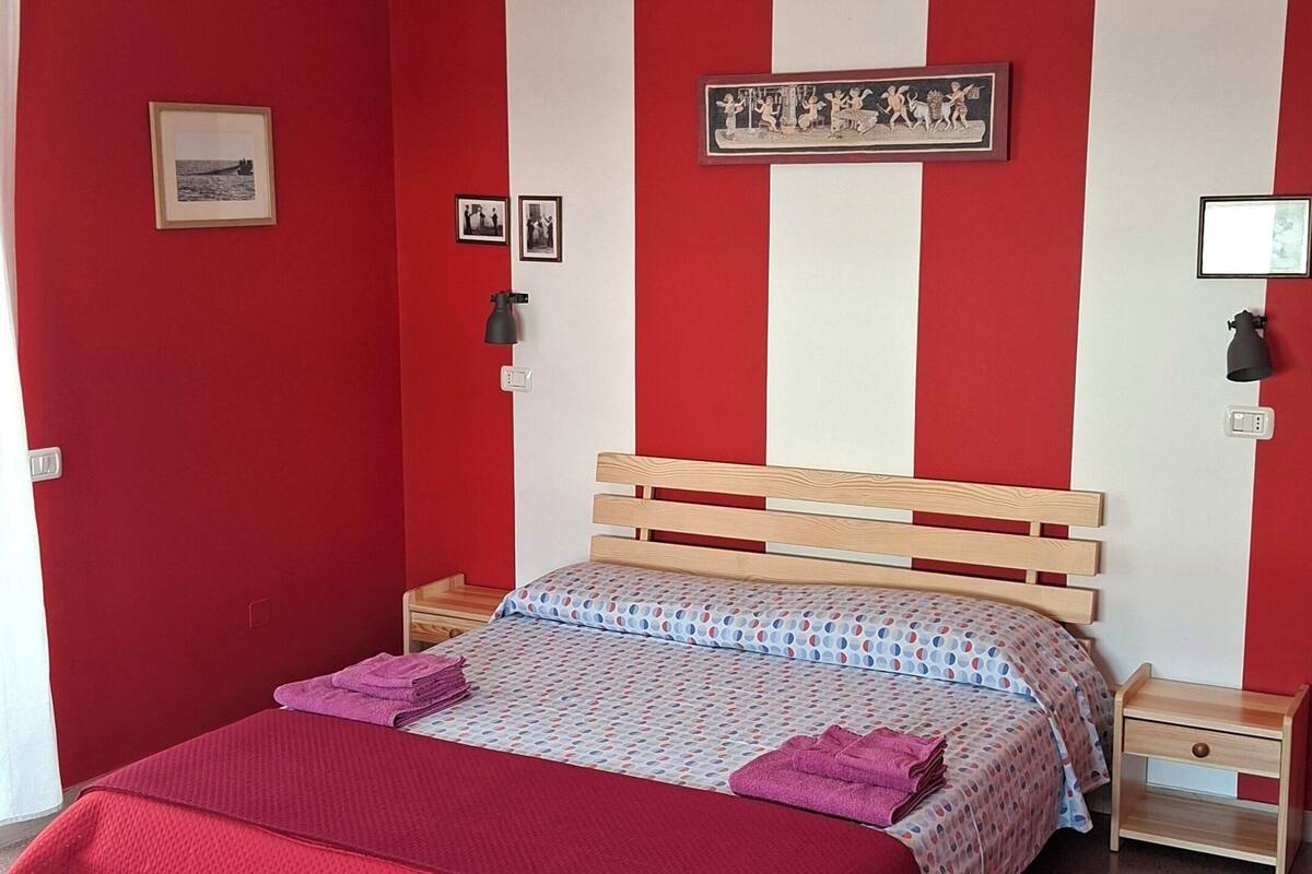 Standard Quadruple Room (rossa)