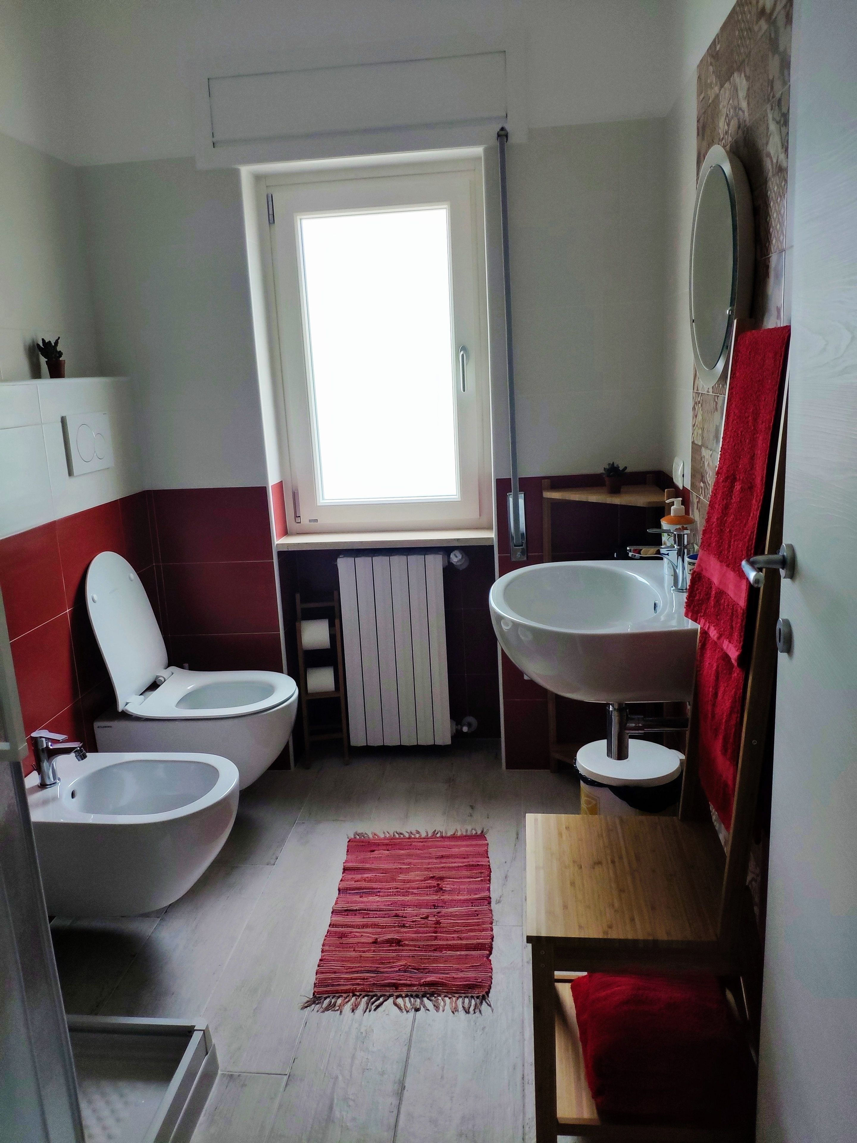 Standard-Vierbettzimmer (rossa) | Badezimmer | Dusche, Haartrockner, Bademäntel, Bidet
