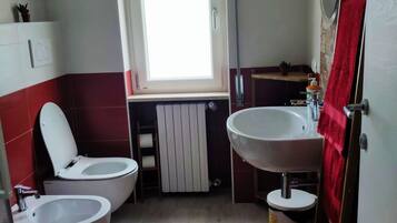 Standard-Vierbettzimmer (rossa) | Badezimmer | Dusche, Haartrockner, Bademäntel, Bidet