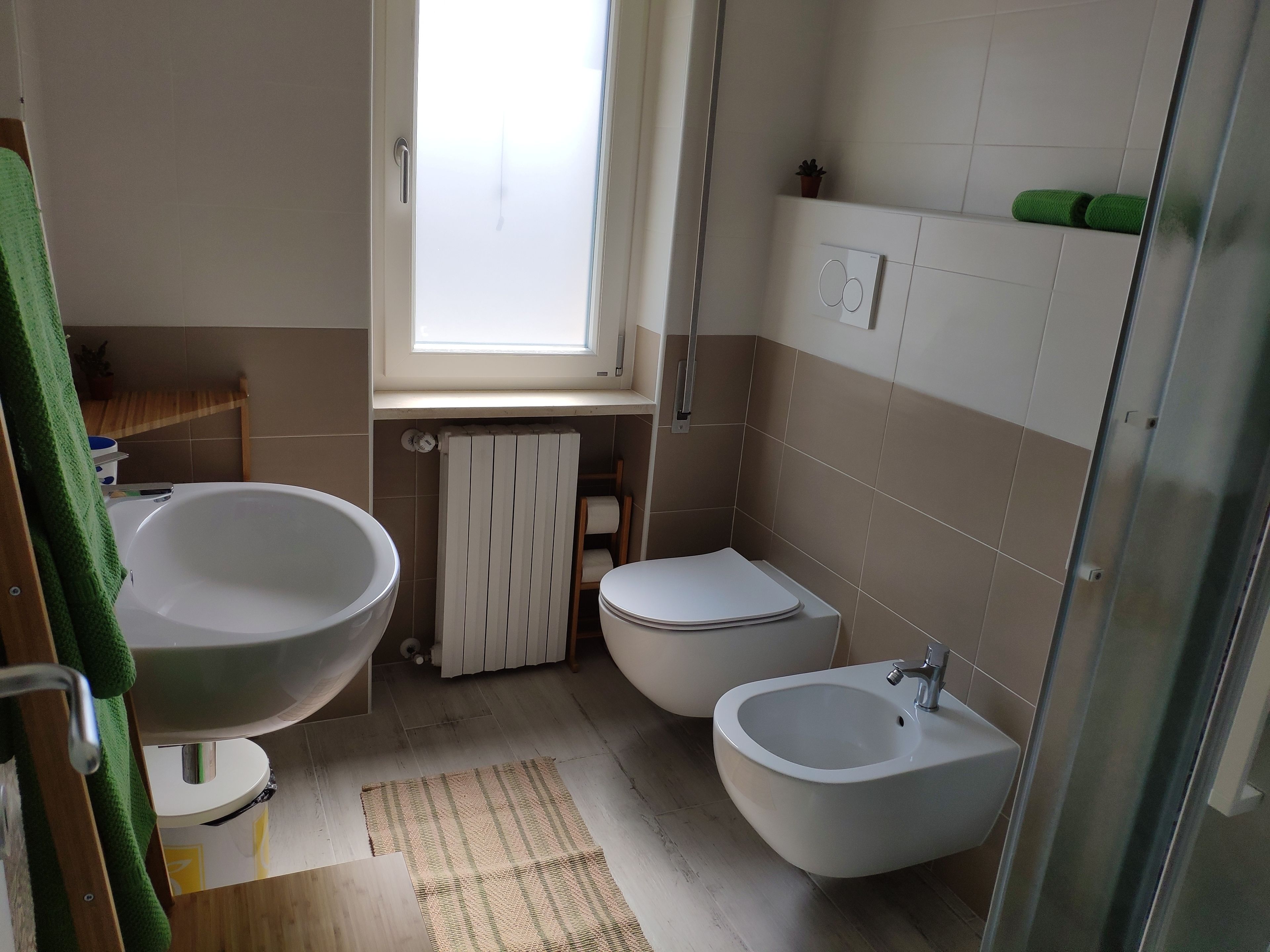 A bathroom with a large bathtub, a bidet, and a toilet.