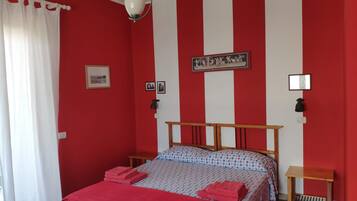 Standard Quadruple Room (rossa) | Individually decorated, individually furnished, desk, free WiFi