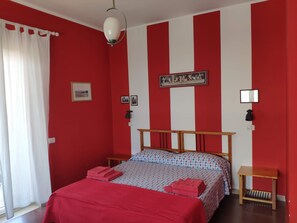 Standard-Vierbettzimmer (rossa) | Individuell dekoriert, individuell eingerichtet, Schreibtisch