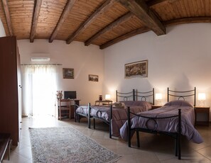 Ropa de cama de alta calidad, cubrecamas y minibar