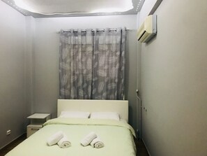 1 bedroom, free WiFi, bed sheets - Smart Location (Athens)