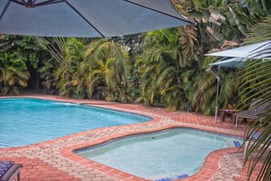 Outdoor pool, pool umbrellas, sun loungers - Waterfalls Hotel (Lusaka)