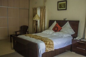 Superior Suite, 1 King Bed | Egyptian cotton sheets, premium bedding, minibar, individually decorated - Waterfalls Hotel (Lusaka)