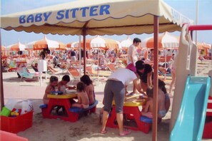 Plage à proximité, sable blanc, chaises longues, parasols