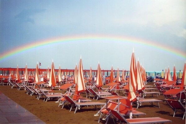 Plage à proximité, sable blanc, chaises longues, parasols