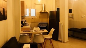 Apartament romàntic, 1 llit de matrimoni gran i sofà llit | Zona de menjador de l'habitació