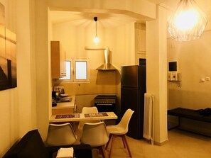 Romantisches Apartment, 1 King-Bett und Schlafsofa | Essbereich im Zimmer