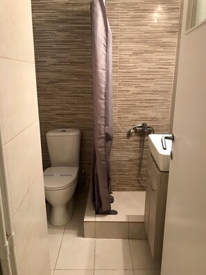 Romantic Apartment, 1 King Bed with Sofa bed | Bathroom
