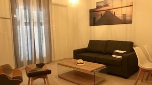 Apartament romàntic, 1 llit de matrimoni gran i sofà llit | Sala d'estar | Televisor de pantalla plana 