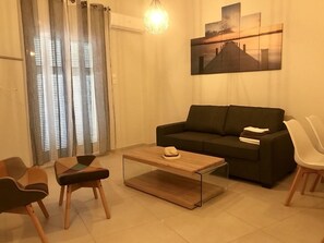 Romantisches Apartment, 1 King-Bett und Schlafsofa | Wohnzimmer | Flachbildfernseher