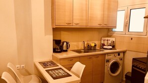Apartament romàntic, 1 llit de matrimoni gran i sofà llit | Cuina privada | Cafetera i tetera, frigorífic gran, forn i placa de cuina 