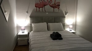 Apartament romàntic, 1 llit de matrimoni gran i sofà llit | Escriptori, planxa i posts de planxar, wifi gratuïta i roba de llit 