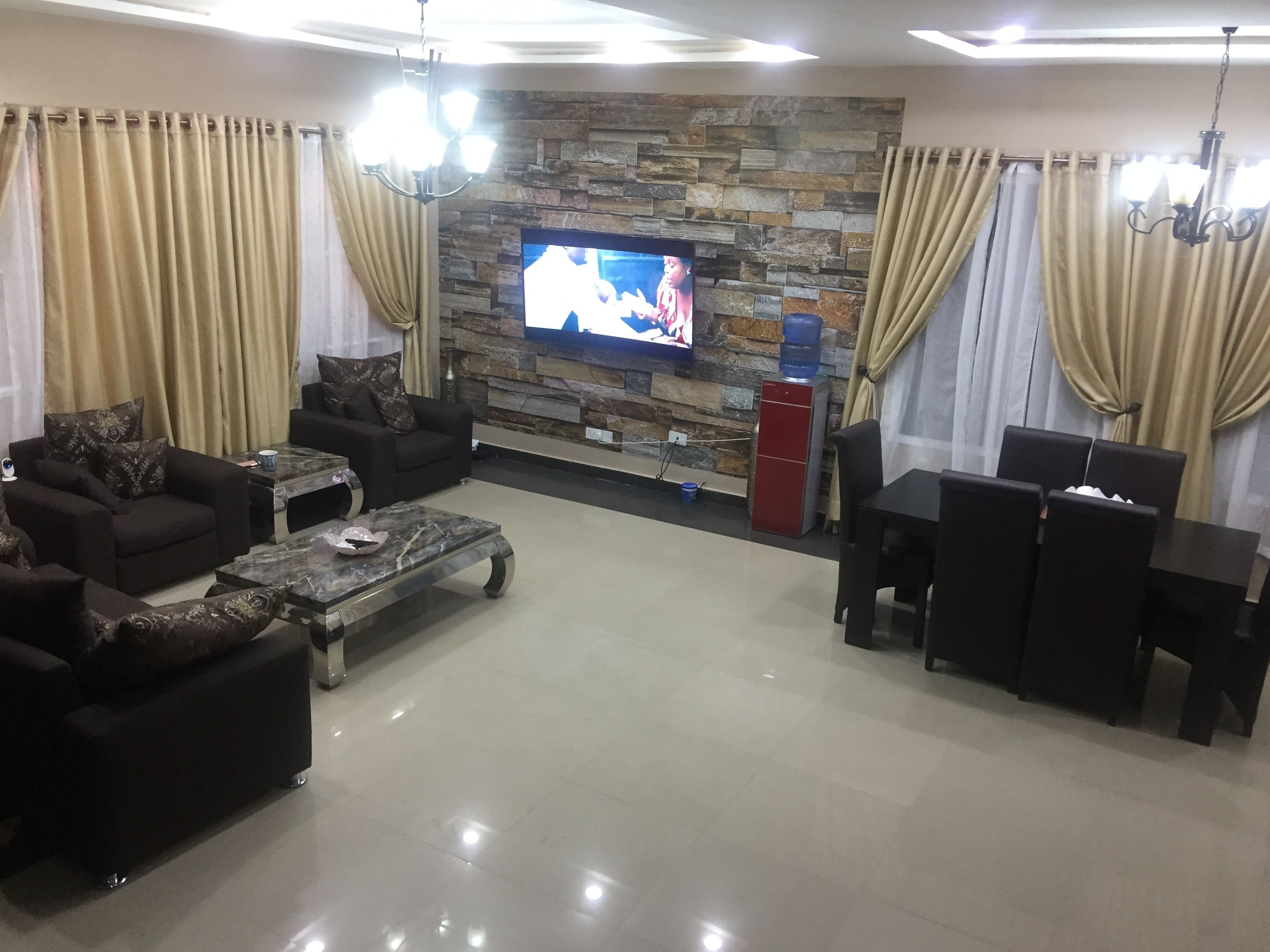 Comfort House | Living room | 32-inch Smart TV with cable channels, TV, Netflix