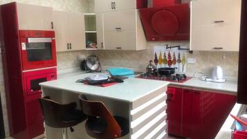 Comfort House | Private kitchen | Fridge, microwave, oven, stovetop