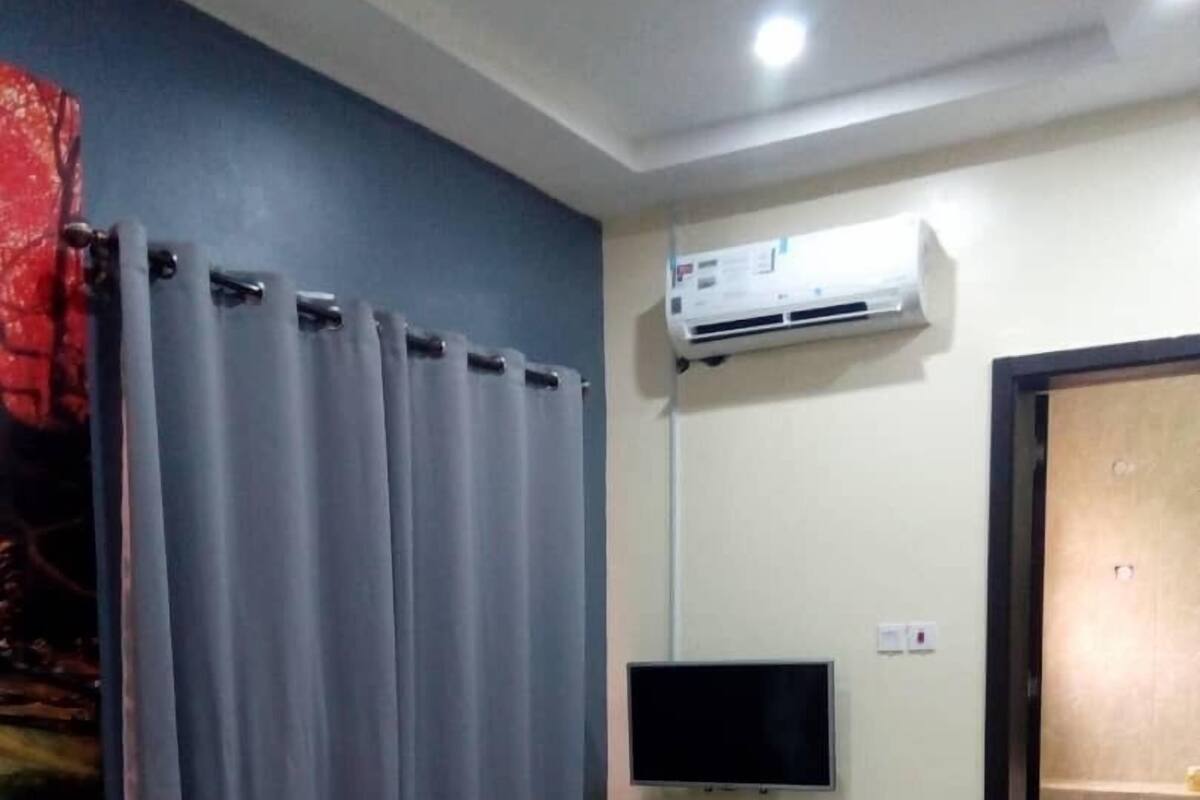 4 bedrooms, blackout curtains, iron/ironing board, free WiFi