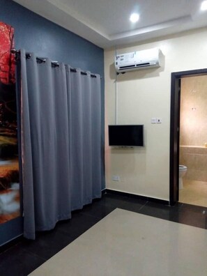 Business Single Room, 1 King Bed | 4 bedrooms, blackout drapes, iron/ironing board, free WiFi - Home Away From Home (Lekki)