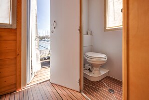 Exclusive Room, Accessible, Sea View | Bathroom | Shower, towels