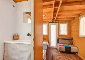 Habitación exclusiva, con acceso para personas discapacitadas, vista al mar | Minibar, escritorio, tabla de planchar con plancha y wifi gratis 