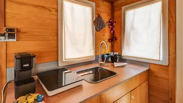 Kamar Eksklusif, akses difabel, pemandangan laut | Dapur kecil pribadi | Kompor, mesin espresso, dan peralatan masak/sendok-piring