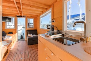 Habitación exclusiva, con acceso para personas discapacitadas, vista al mar | Cocineta privada | Parrilla de estufa, cafetera de espresso y utensilios de cocina 