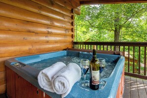 Outdoor spa tub - Paradise Ridge Log Cabin... Spectacular Mountain and City View of Pigeon Forge (Pigeon Forge)