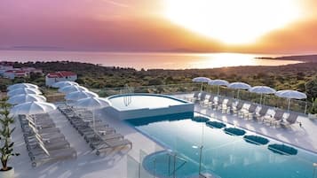 Piscina interna, piscina externa sazonal, guarda-sóis, espreguiçadeiras