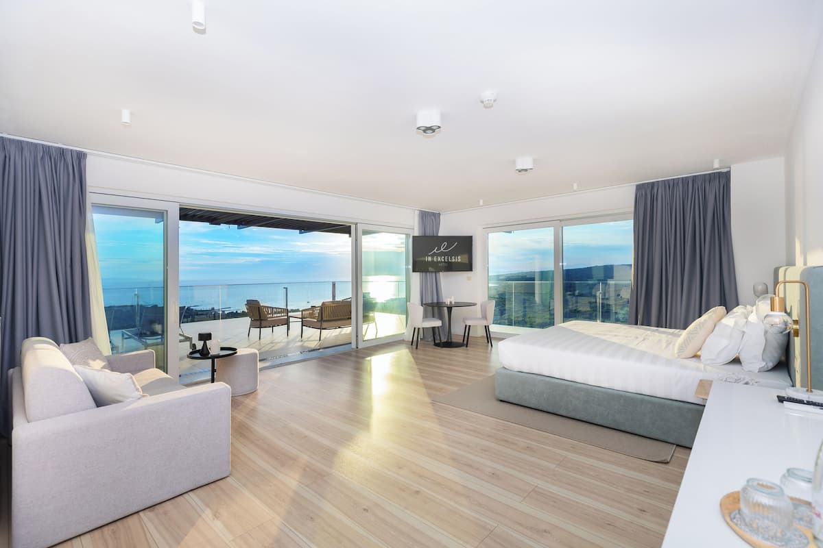 Panoramic Suite with Balcony and Whirpool | 1 phòng ngủ, minibar, két bảo mật tại phòng, bàn