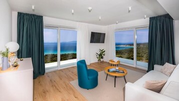 Deluxe Suite with Sea View and Balcony | Beach/ocean view