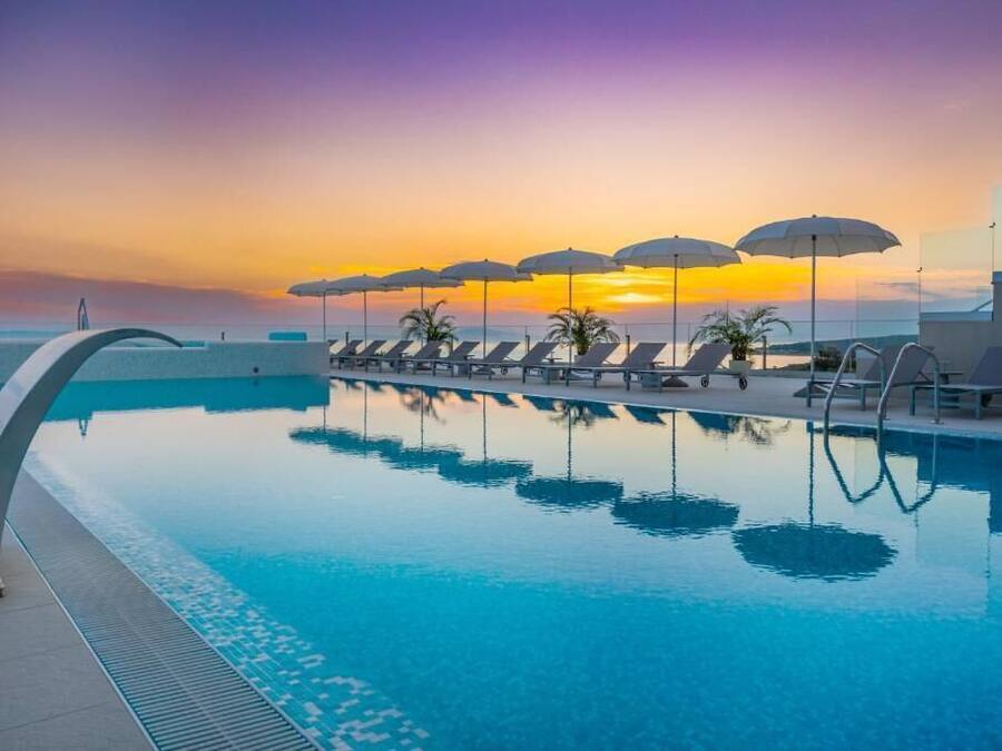 Piscina coberta, piscina a l'aire lliure de temporada i para-sols