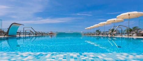 Piscine couverte, piscine extérieure (ouverte en saison)
