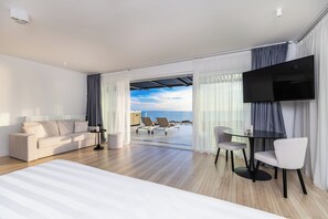 Panoramic Suite with Balcony and Whirpool | Minibar, in-room safe, desk, laptop workspace - Hotel In Excelsis (Novalja)