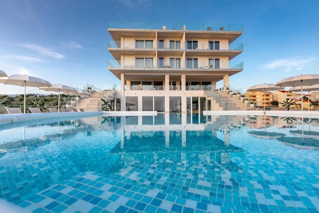 Vista frontal de la propiedad