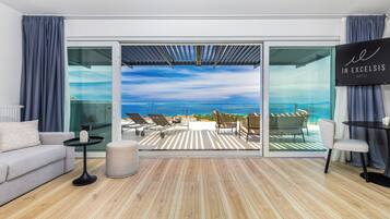 Panoramic Suite with Balcony and Whirpool | Minibar, in-room safe, desk, laptop workspace