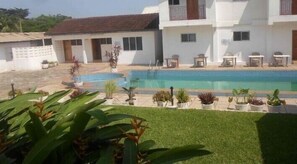 Outdoor pool - Apaade Lodge Hotel (Accra)