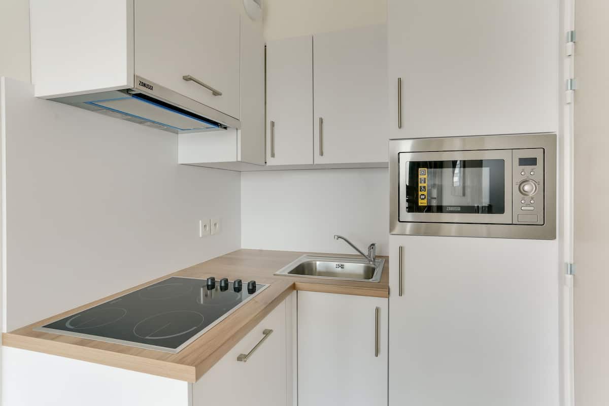 Basic Studio | Private kitchen | Fridge, microwave, stovetop, dishwasher