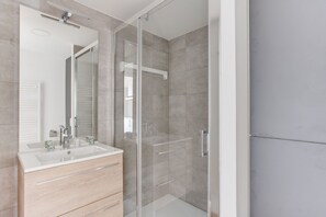 Estudio estándar | Baño | Ducha, secador de pelo y toallas