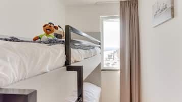 Apartamento superior, 2 quartos | Individualmente decorados, individualmente mobiliados