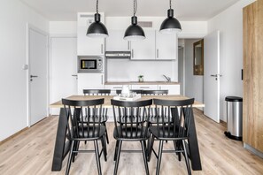 Frigorífico, microondas, placa de cocina y lavavajillas