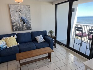Smart TV, chimenea, reproductor de DVD y libros 